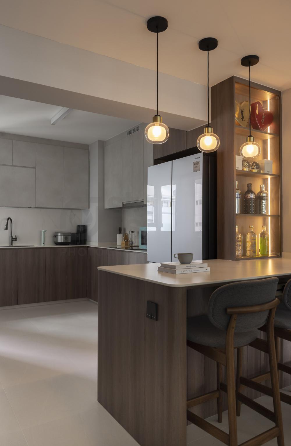 Contemporary Kitchen with Countertop and Kitchen Backsplash