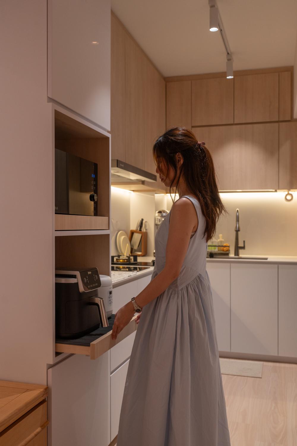 Contemporary Kitchen with Cupboard and Open Kitchen