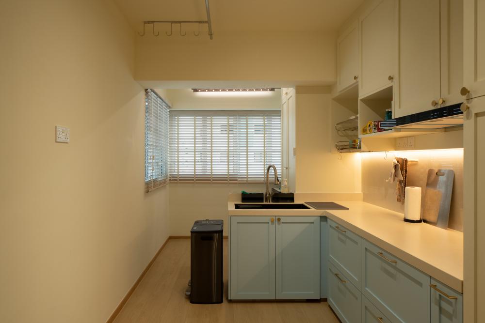 Contemporary Kitchen with Vinyl Flooring and Parquet Floor