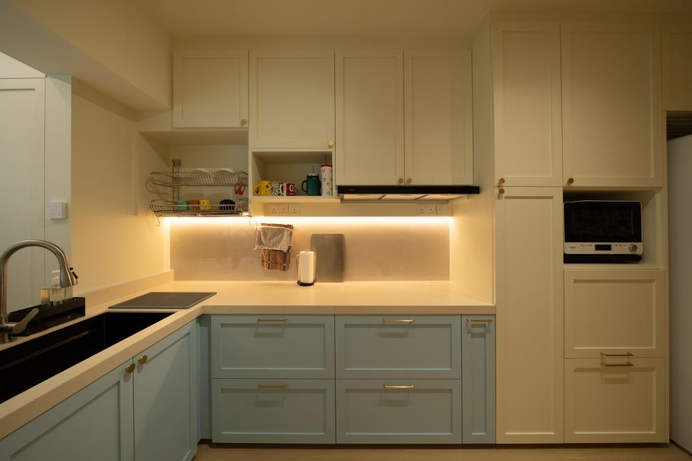 Contemporary Kitchen with Vinyl Flooring and Homogeneous Tiles