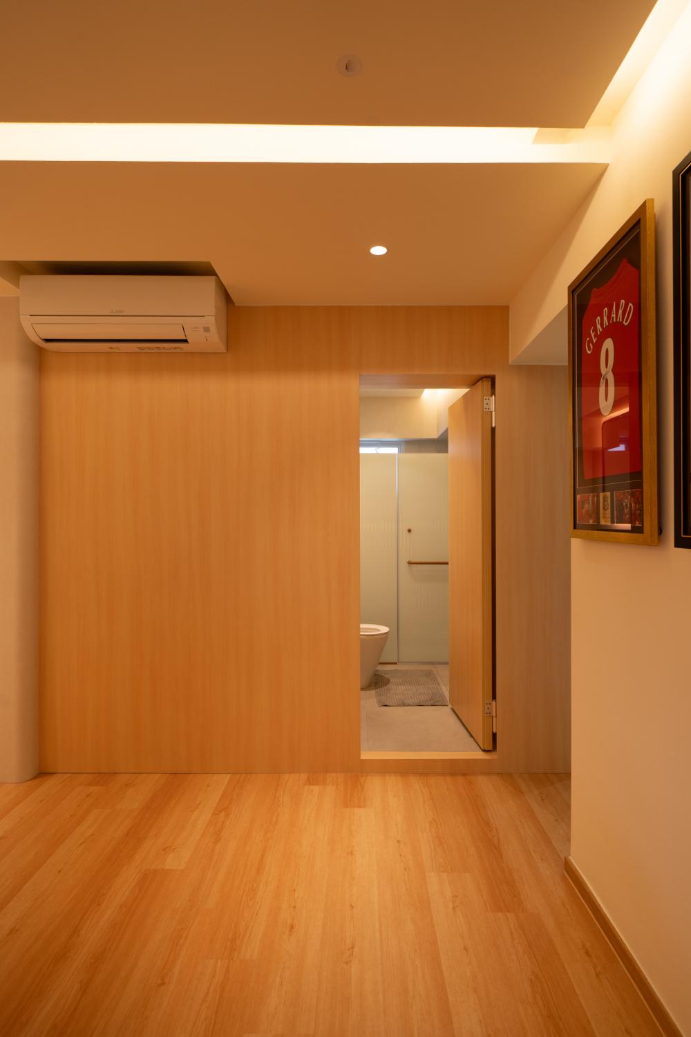 Contemporary Bathroom with Mirror and Rainshower