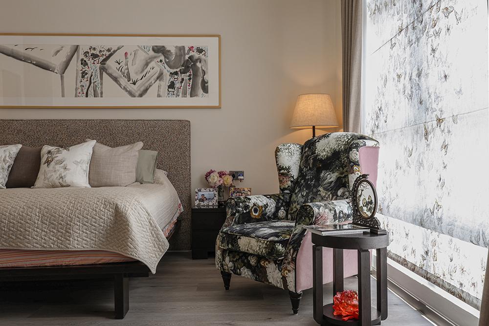 Asian Bedroom with Vinyl Flooring and Curtain