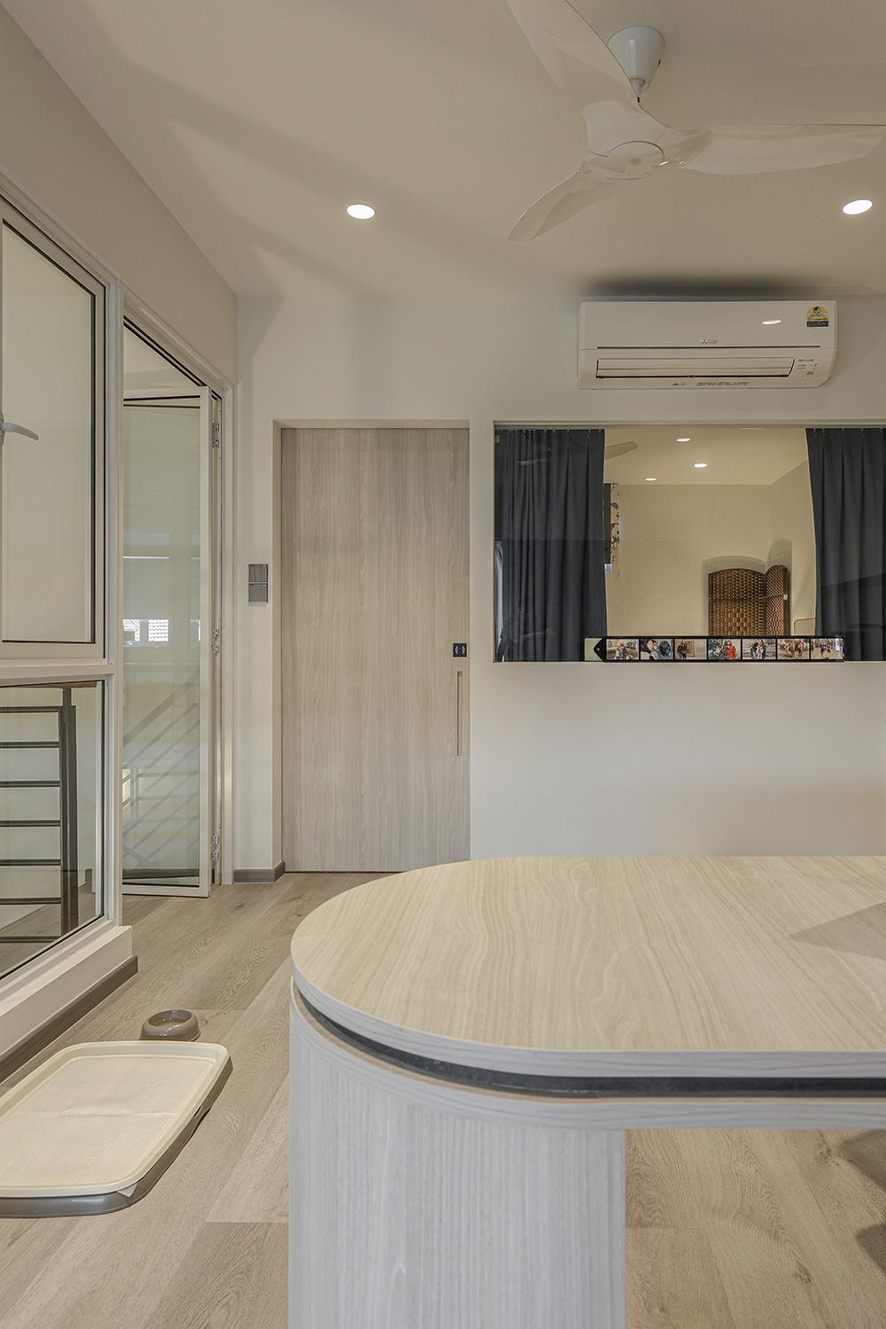 Asian Home Office with Vinyl Flooring and Flooring