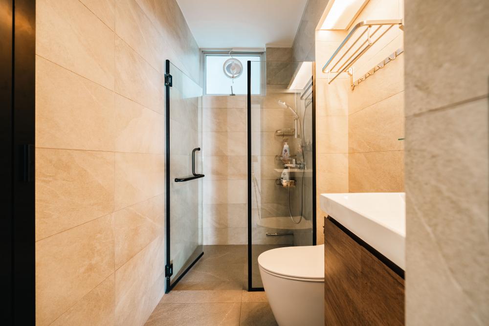 Contemporary Bathroom with Vinyl Flooring and Homogeneous Tiles