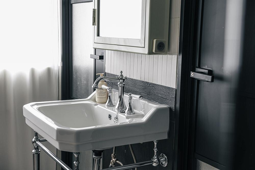Vintage Bathroom with Homogeneous Tiles and Mirror