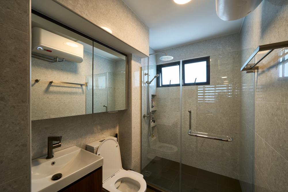 Minimalist Bathroom with Homogeneous Tiles and Mirror