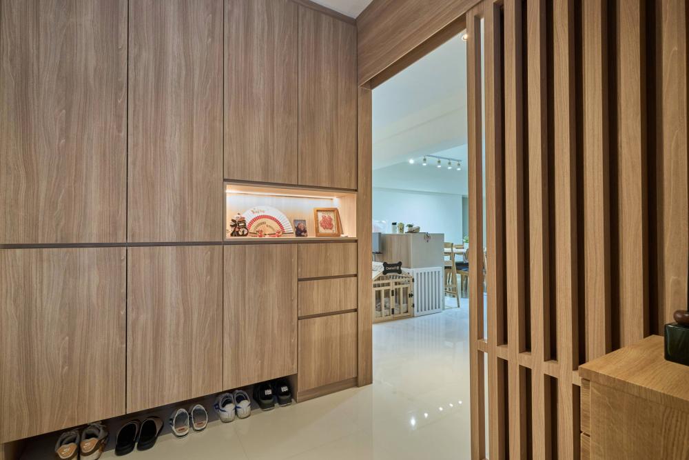Scandinavian Foyer with Homogeneous Tiles and Feature Wall