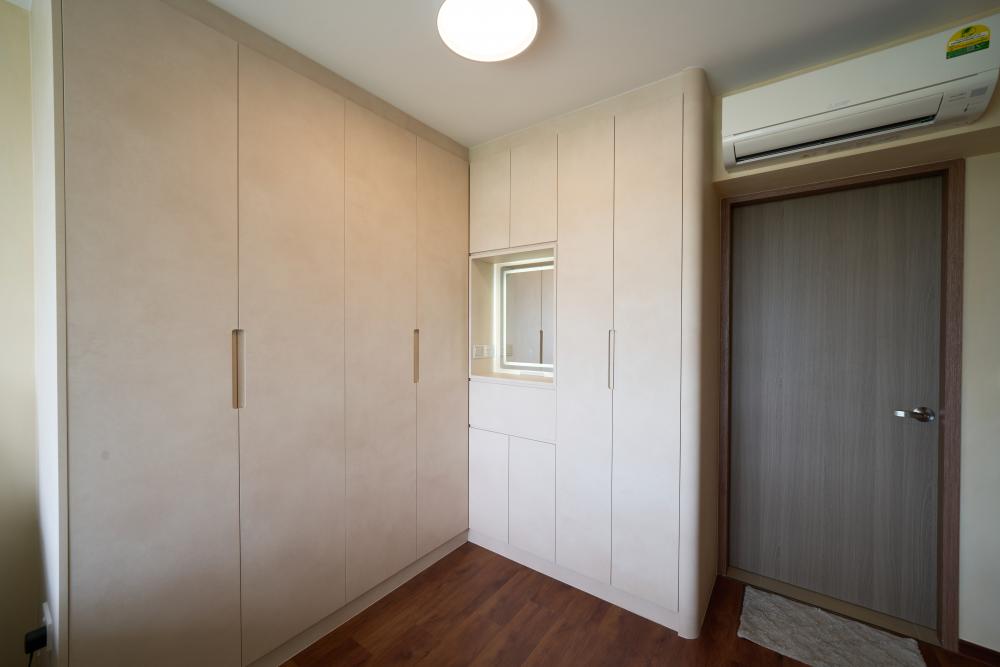 Contemporary Studio with Mirror and Wardrobe