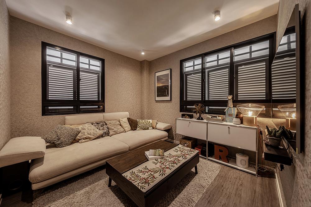 Modern Living Room with Vinyl Flooring and Wallpaper