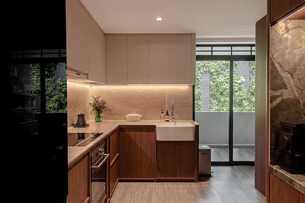Modern Kitchen with Vinyl Flooring and Kitchen Backsplash