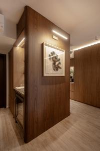 Modern Home Bar at Avenue South Residence