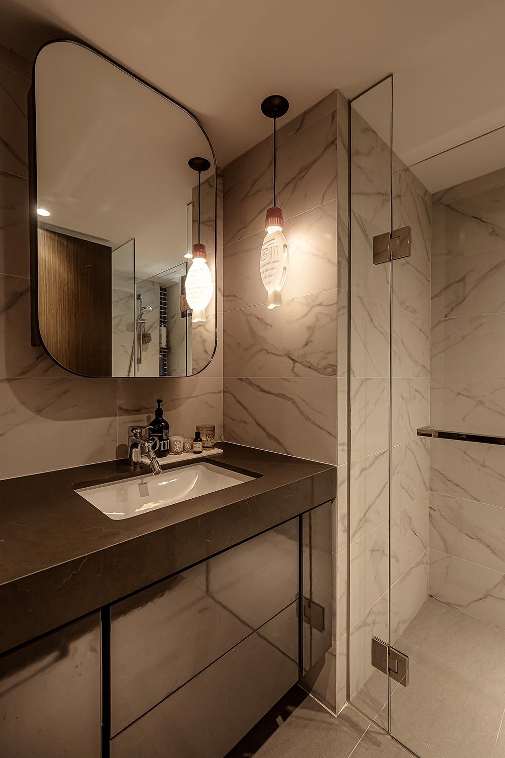 Modern Bathroom with Countertop and Homogeneous Tiles