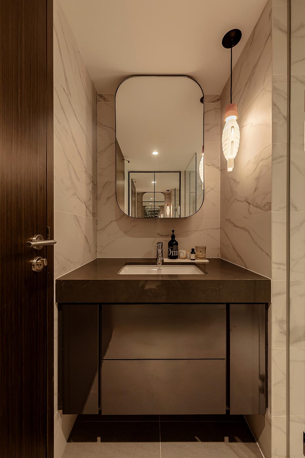 Modern Bathroom with Countertop and Homogeneous Tiles