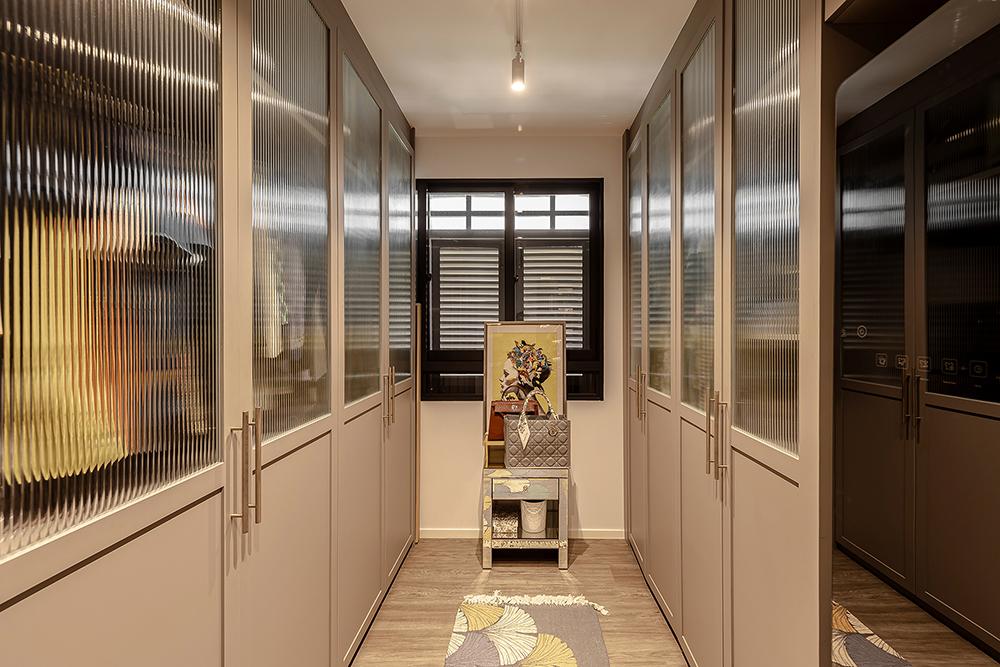 Modern Walk-in Wardrobe with Glass Door and Wardrobe
