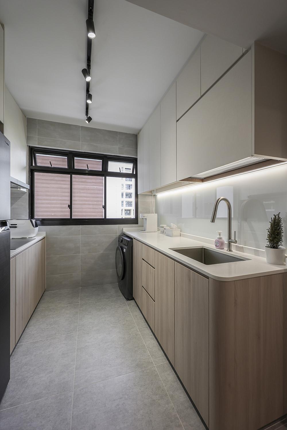 Modern Kitchen with Countertop and Homogeneous Tiles