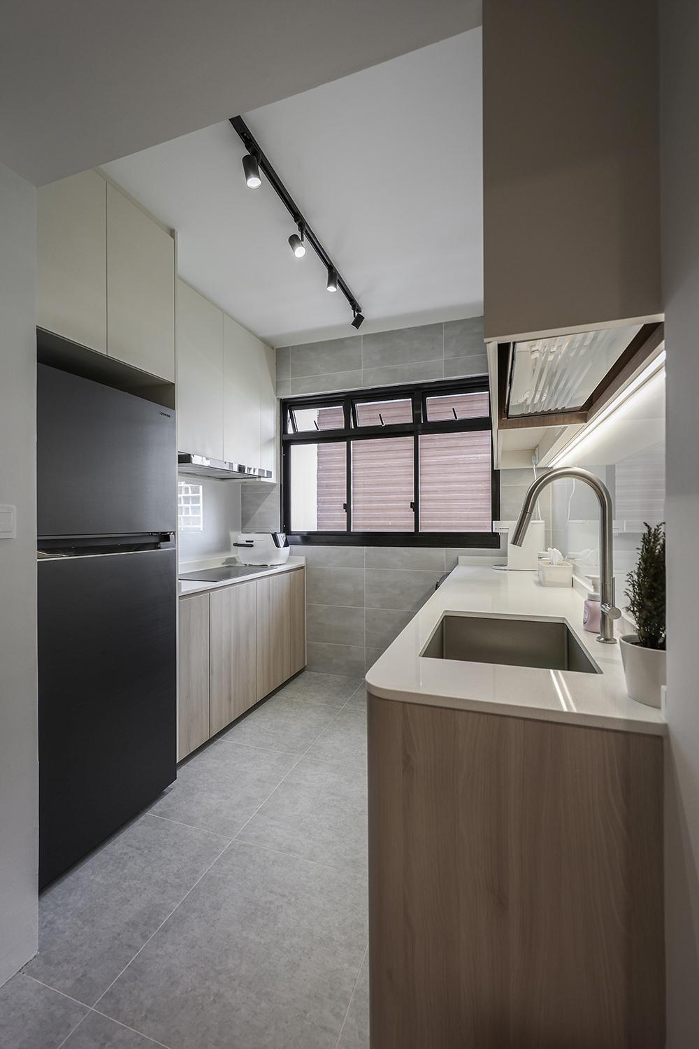 Modern Kitchen with Homogeneous Tiles and Open Kitchen