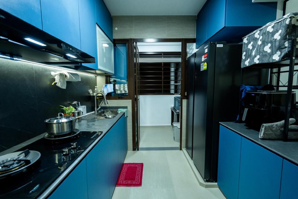Modern Kitchen with Kitchen Backsplash and Kitchen Cabinets