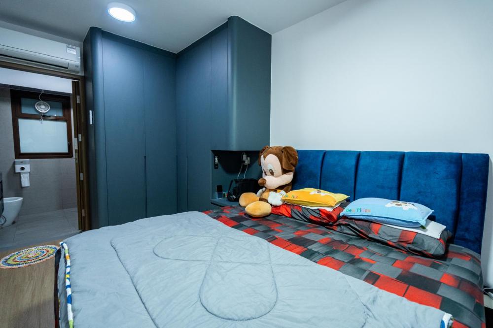 Modern Bedroom with Vinyl Flooring and Wardrobe