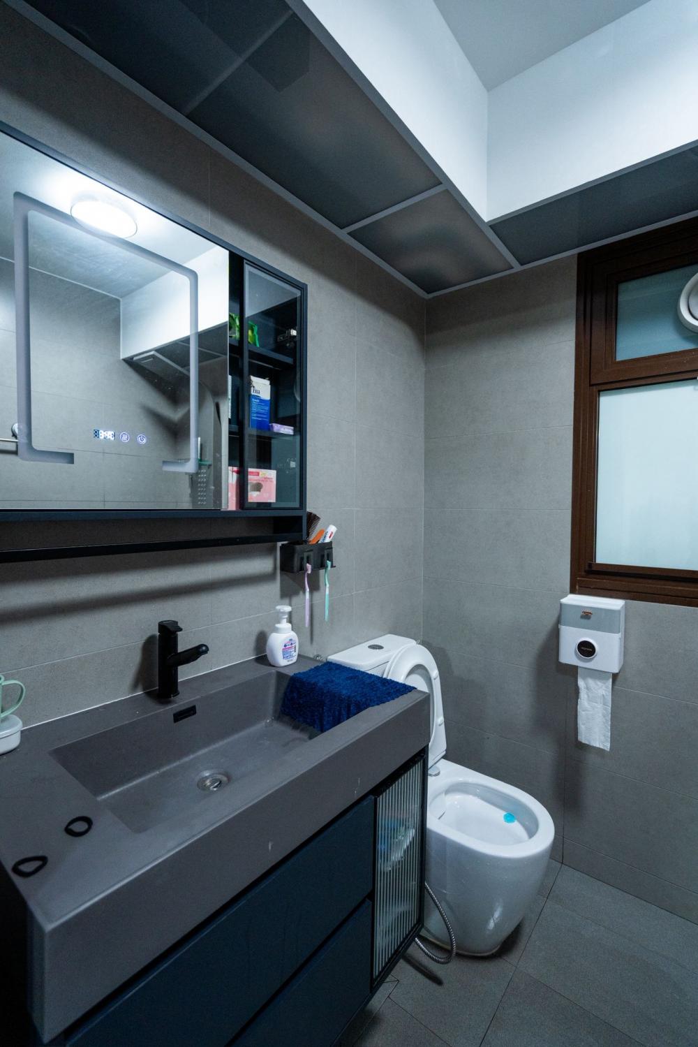 Modern Bathroom with Homogeneous Tiles and Mirror