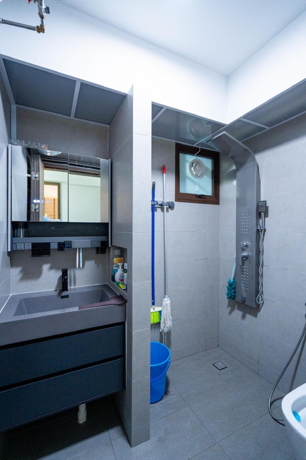 Modern Bathroom with Mirror and Bathroom Storage