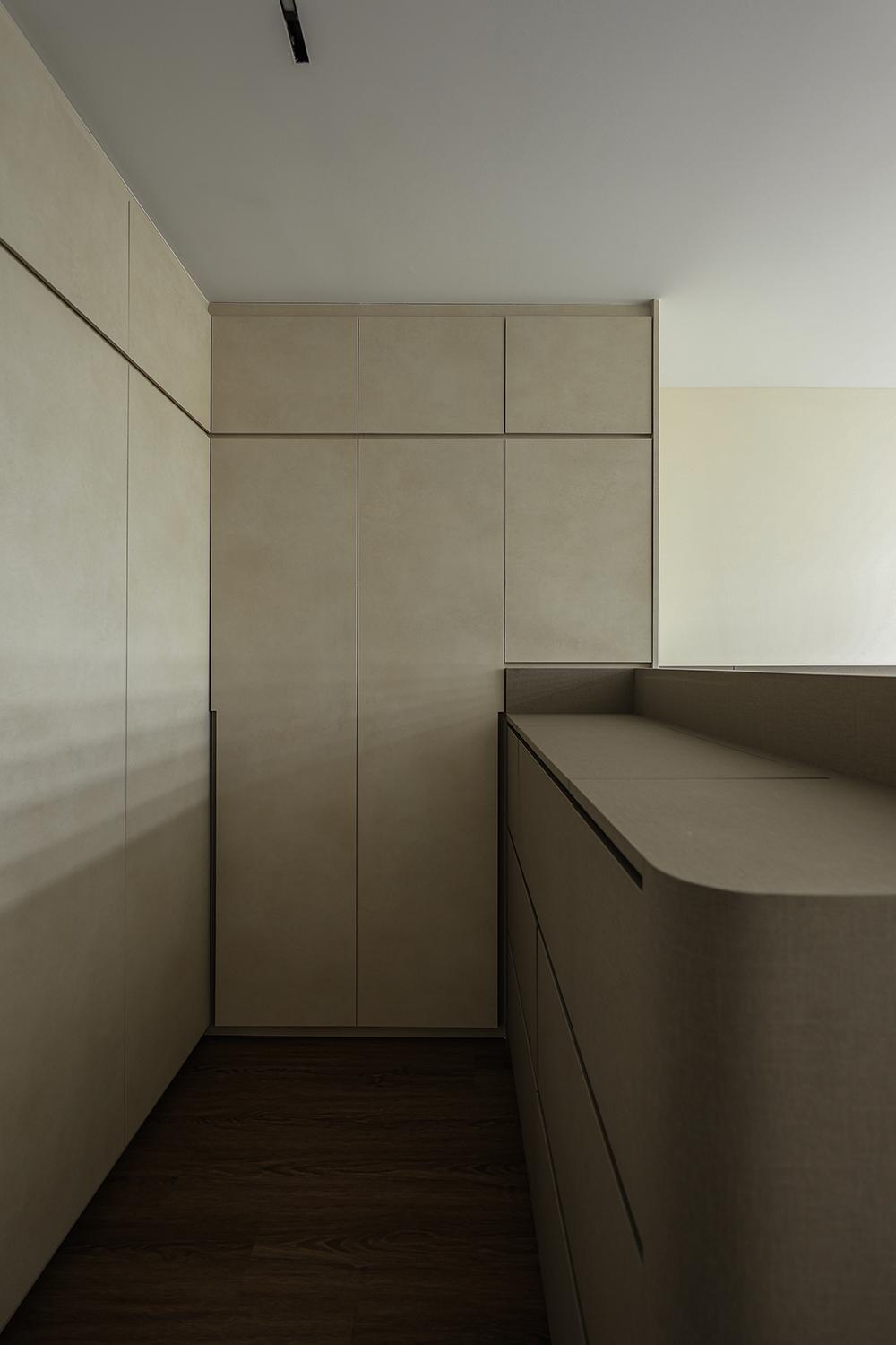 Contemporary Walk-in Wardrobe with Wardrobe and Clothes Storage