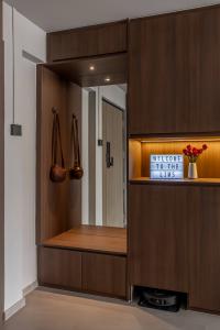 Minimalist Entryway at 259A Compassvale Garden