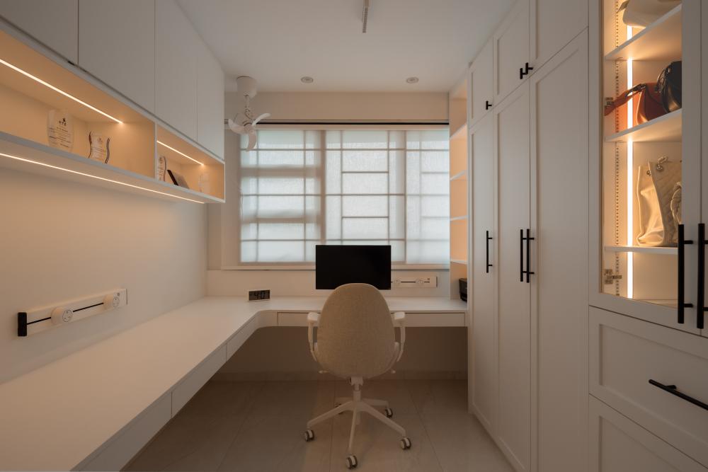 Modern Walk-in Wardrobe with Wardrobe and Desk