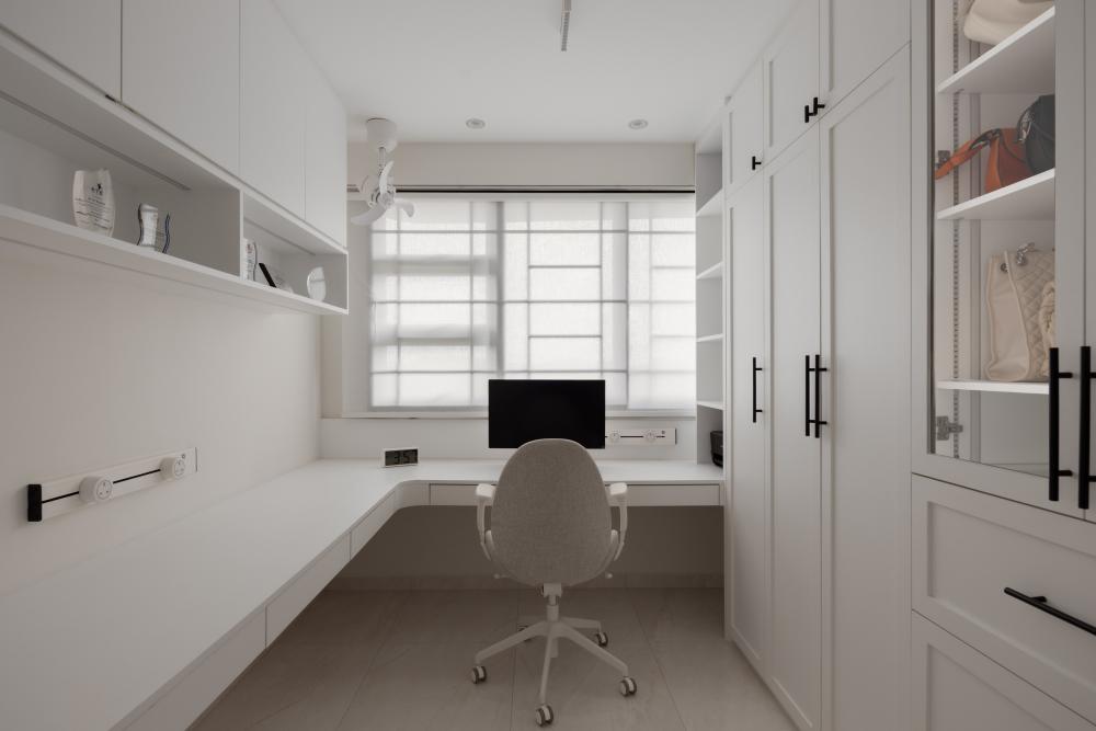 Modern Walk-in Wardrobe with Wardrobe and Desk