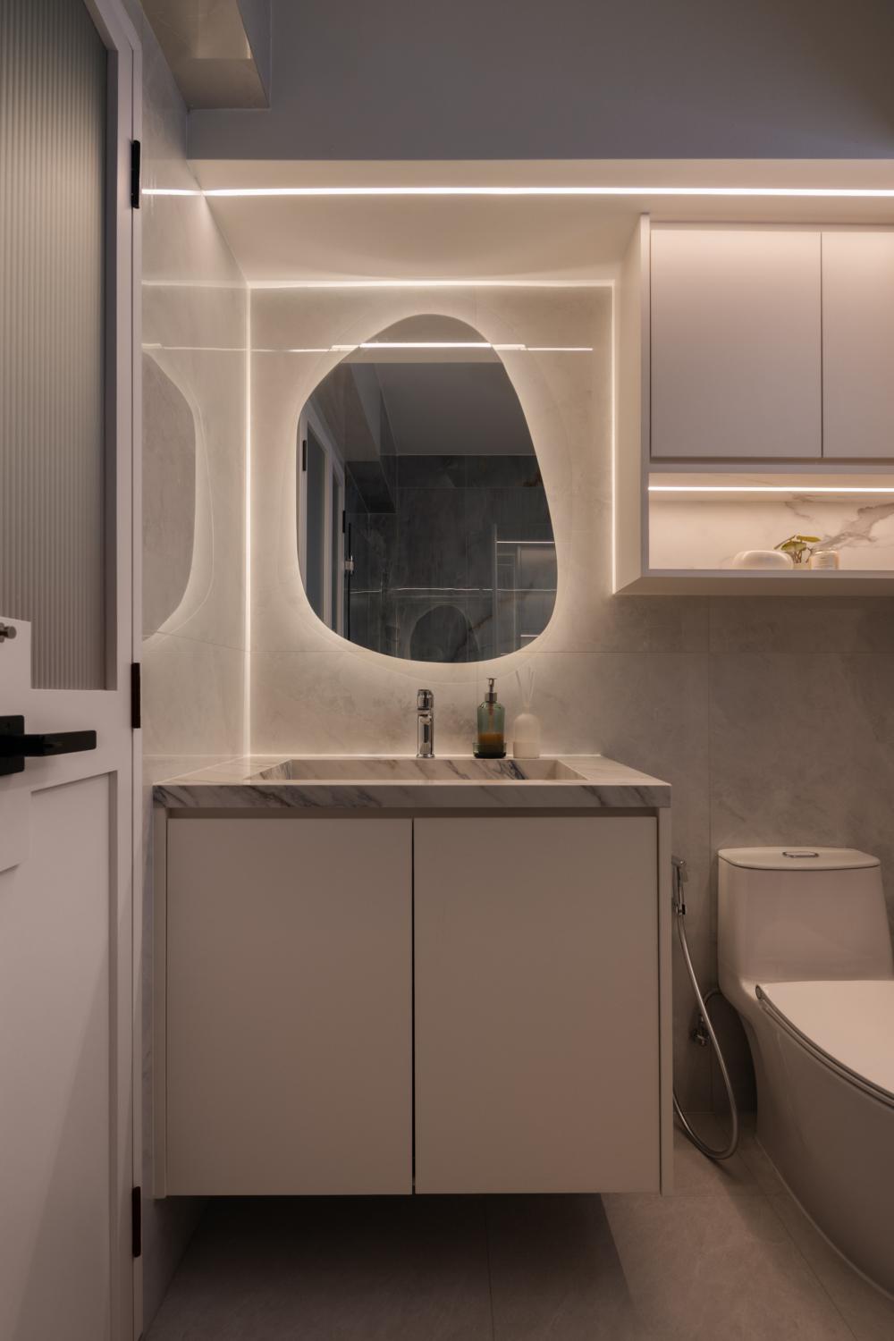 Modern Bathroom with Mirror and Bathroom Storage