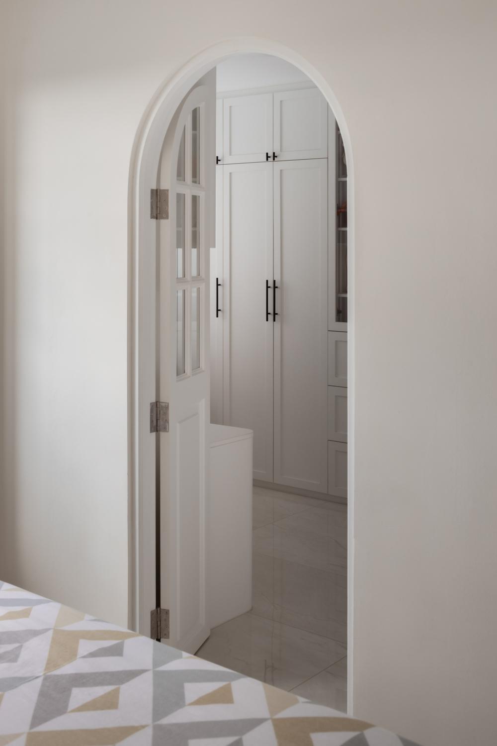 Modern Walk-in Wardrobe with Homogeneous Tiles and Wardrobe