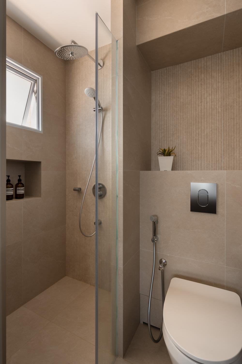 Modern Bathroom with Homogeneous Tiles and Shower Screen
