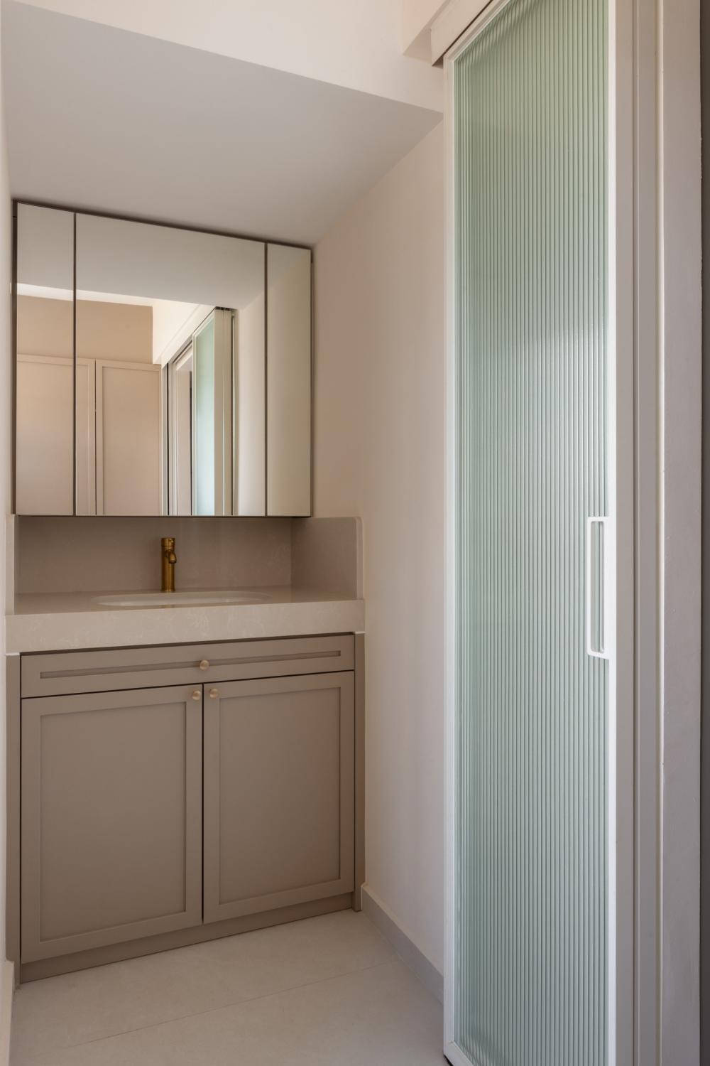 Modern Bathroom with Homogeneous Tiles and Mirror