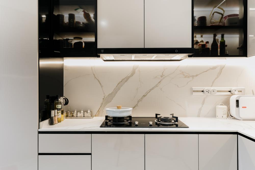 Contemporary Kitchen with Open Kitchen and Kitchen Backsplash