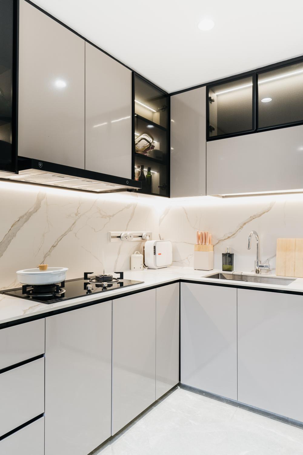 Contemporary Kitchen with Countertop and Kitchen Backsplash