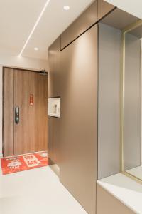 Contemporary Foyer at 656C Jurong West