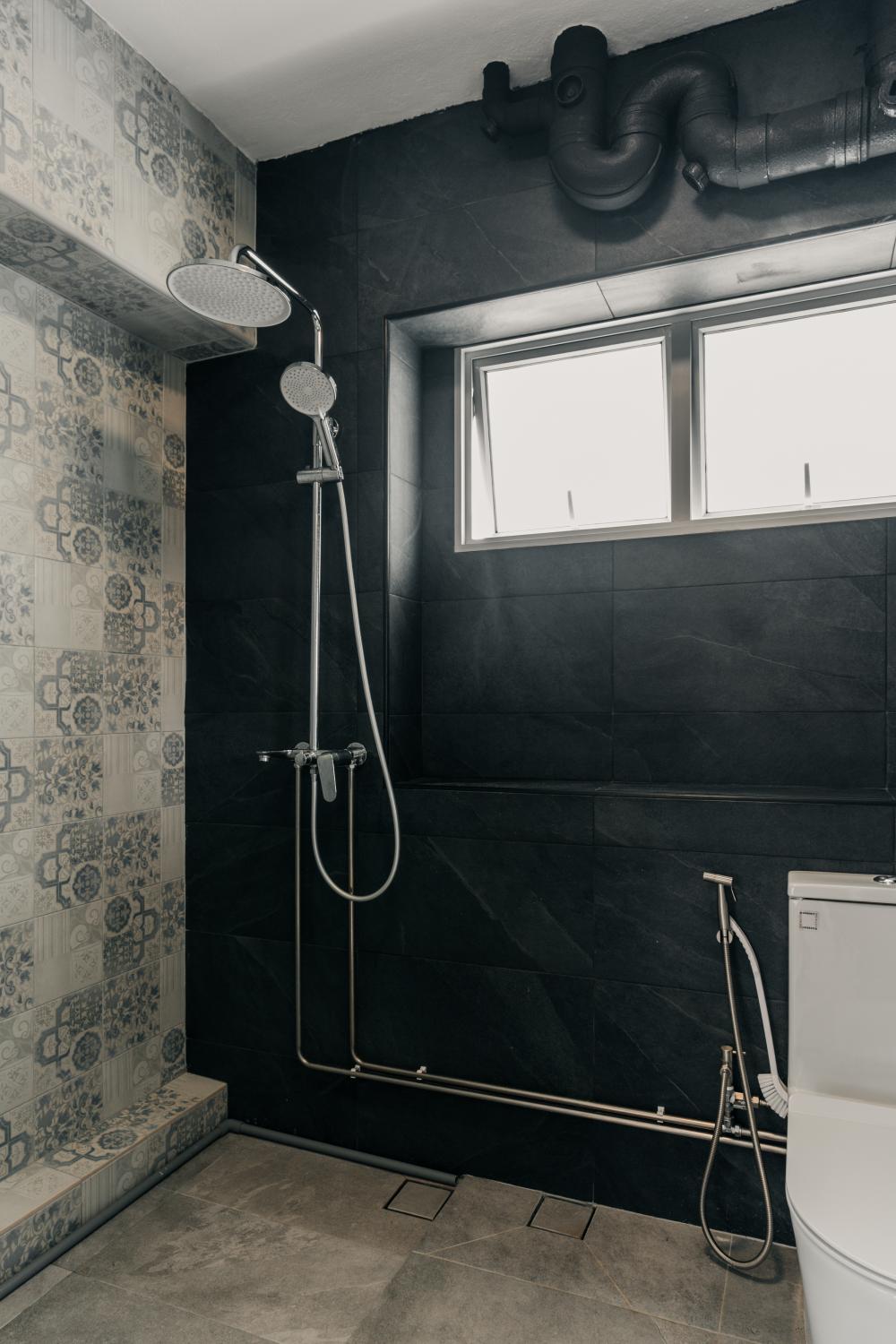 Country Bathroom with Homogeneous Tiles and Marble Floor