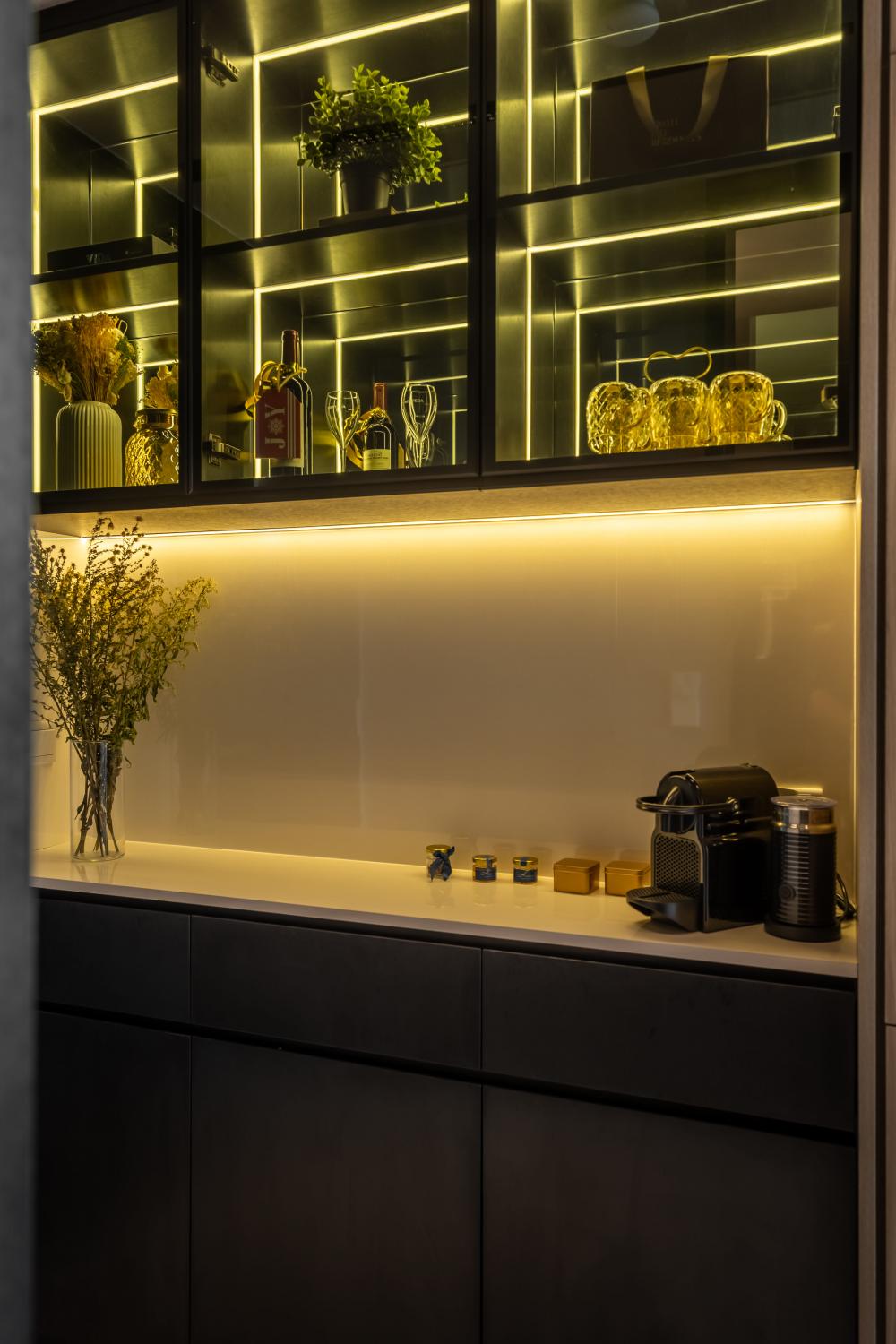 Modern Foyer with Countertop and Kitchen Backsplash