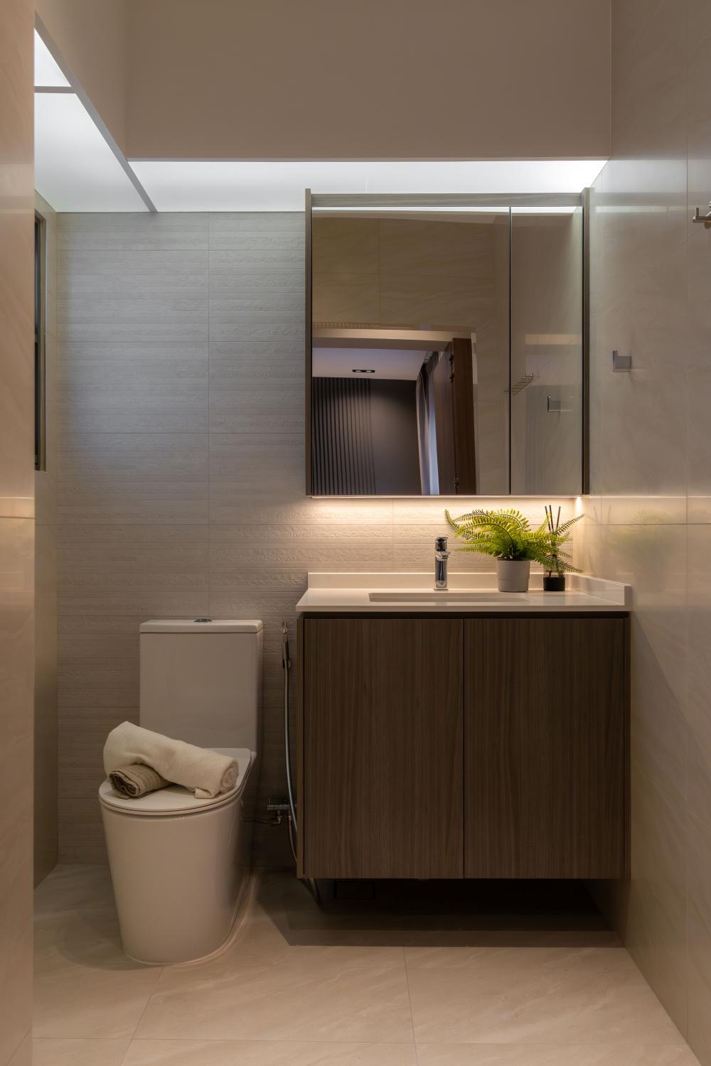 Contemporary Bathroom with Mirror and Bathroom Accessories