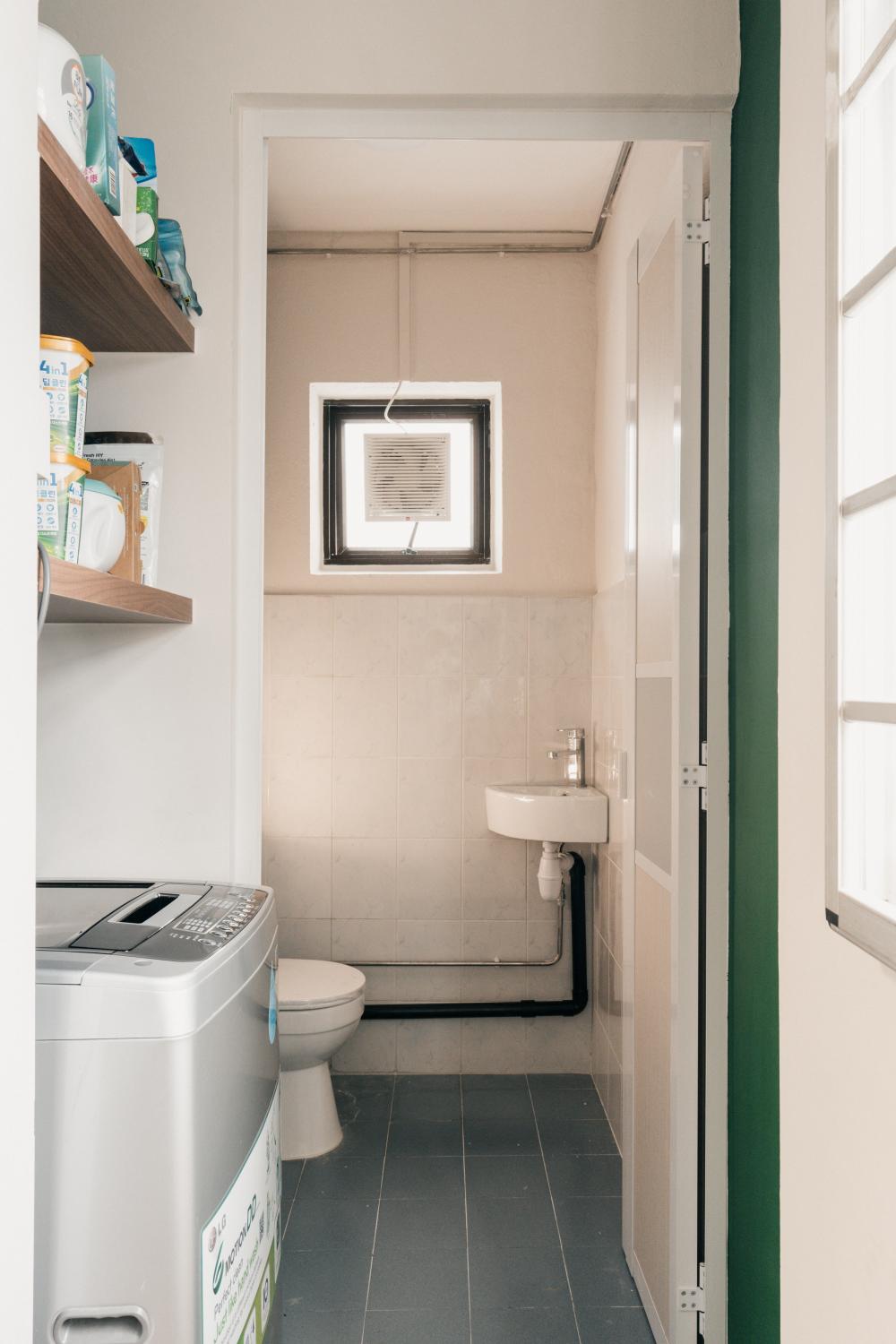 Contemporary Service Yard with Washing Machine and Laundry Area