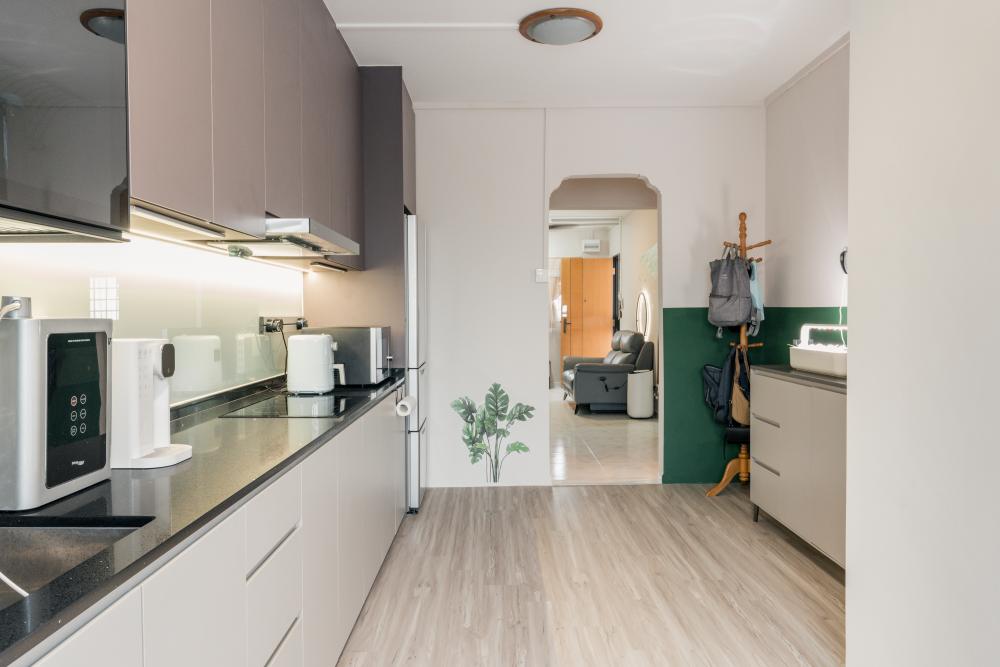 Contemporary Kitchen with Countertop and Vinyl Flooring