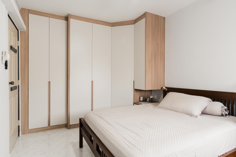 Contemporary Bedroom with Bookshelf and Homogeneous Tiles