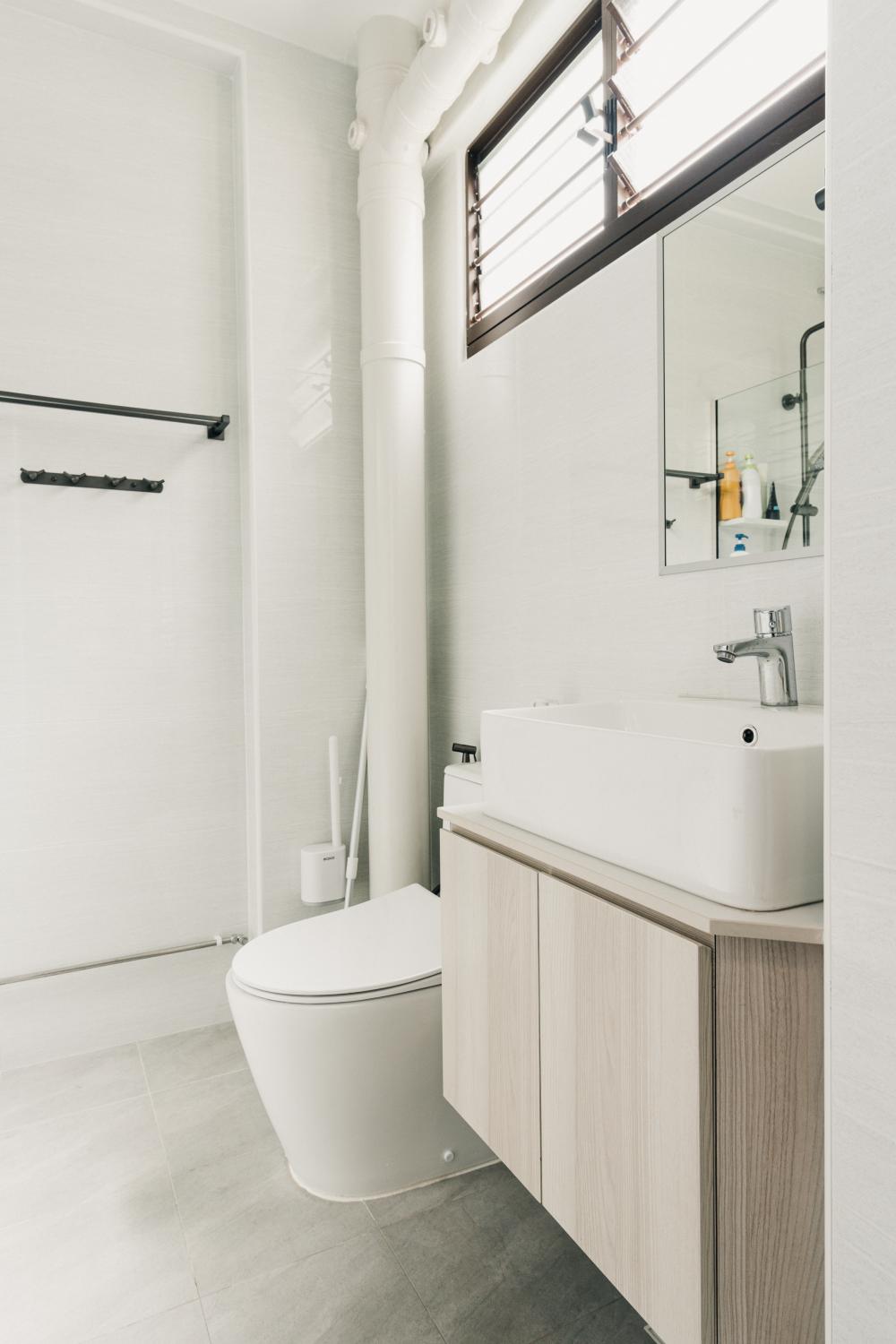 Modern Bathroom with Countertop and Mirror