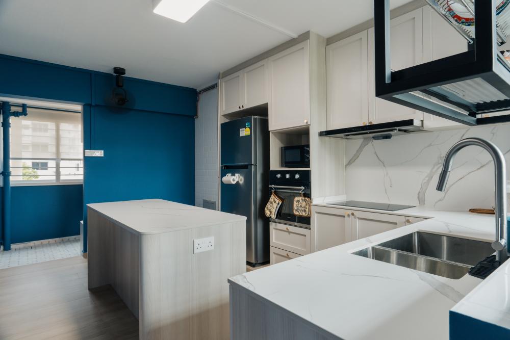 Modern Kitchen with Countertop and Wood Flooring