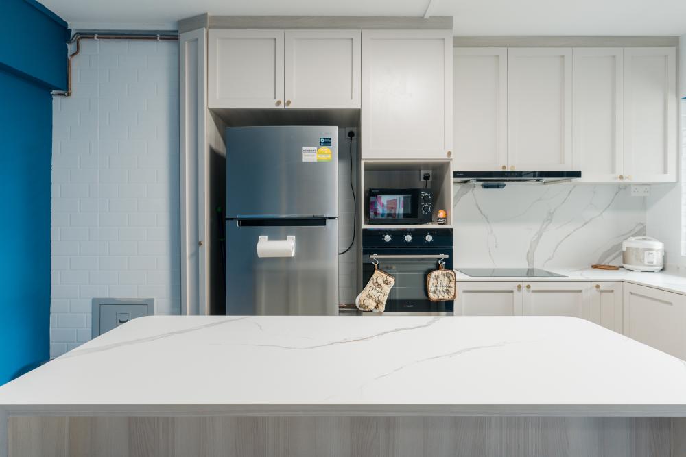 Modern Kitchen with Kitchen Island and Kitchen Backsplash