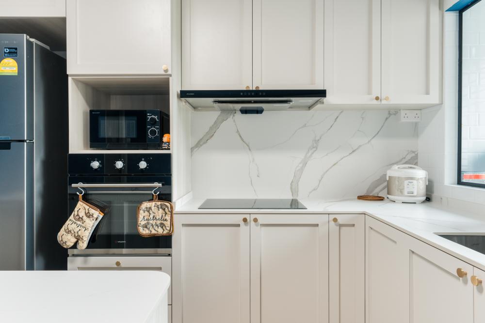Modern Kitchen with Kitchen Island and Open Kitchen