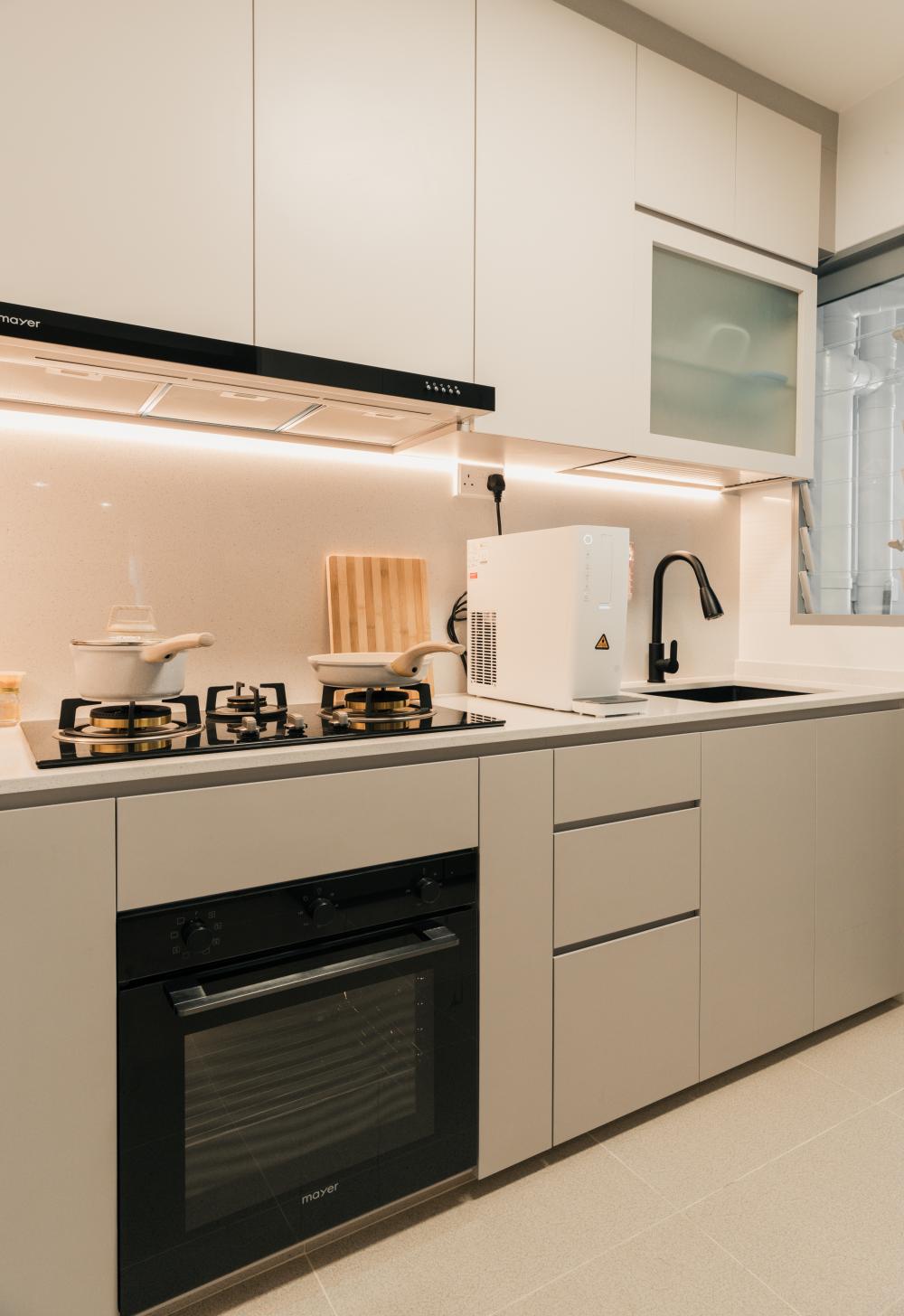 Modern Kitchen with Countertop and Homogeneous Tiles
