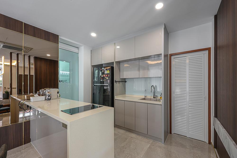 Modern Kitchen with Countertop and Open Kitchen