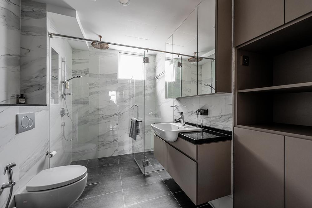 Modern Bathroom with Homogeneous Tiles and Mirror