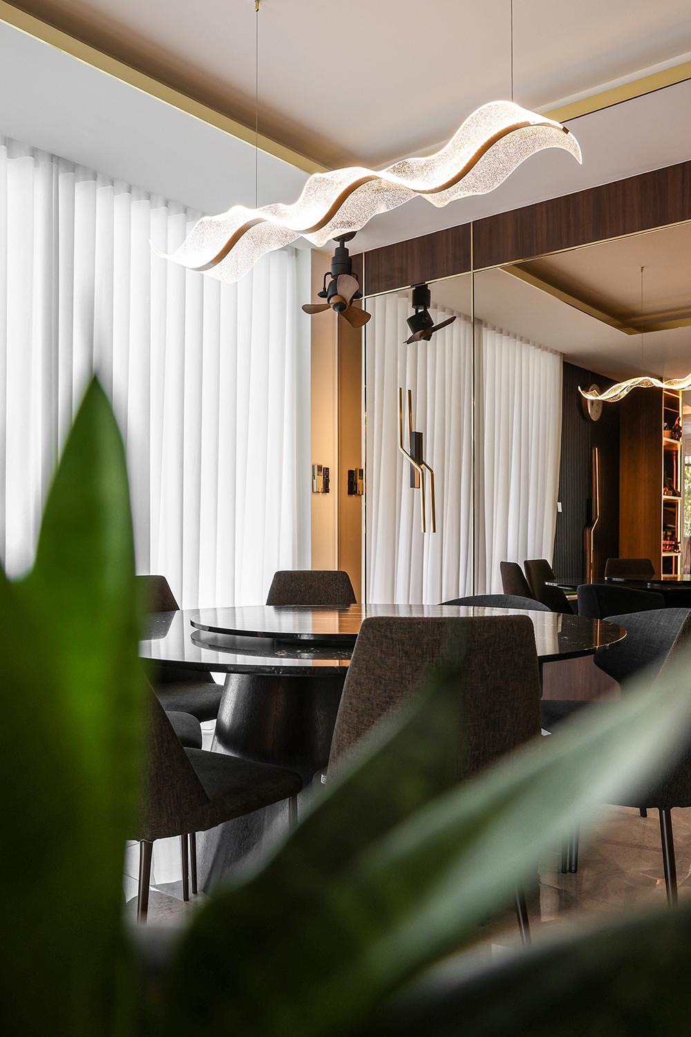 Modern Dining Room with Mirror and Mirror Feature Wall