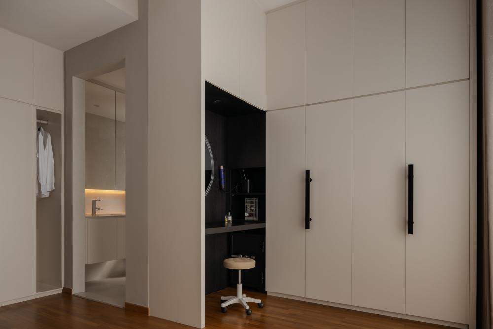 Minimalist Walk-in Wardrobe with Mirror and Wardrobe